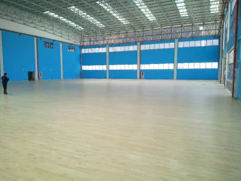 云南文山州文山学院篮球馆木地板单龙骨毛板斜铺完工