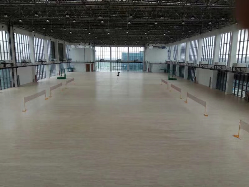 镇江句容市爵鼎汽车产业园枫桦篮球场运动木地板安装完毕