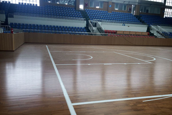 成都彭州市体育中心篮球馆运动木地板铺设效果图